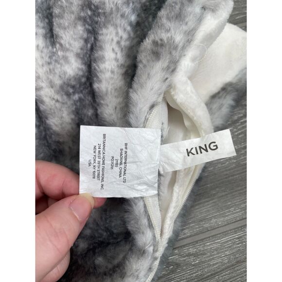 UGG Gray and White Pillowcase Sham Faux Fur Soft & Fluffy King Size 20 x 36" - Picture 10 of 11